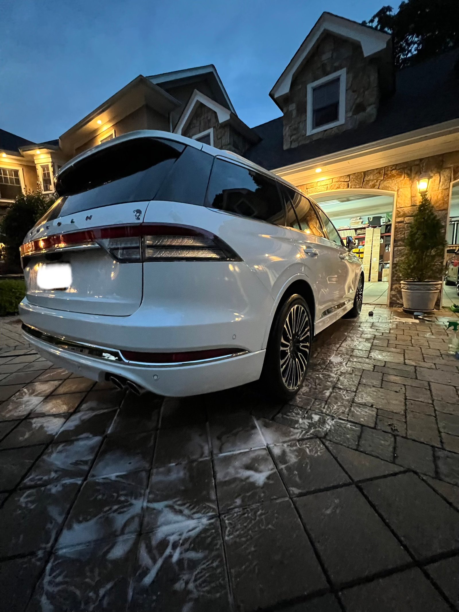Detailed white Lincoln SUV
